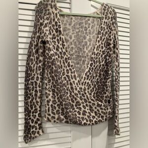 Pristine SKULL CASHMERE leopard print sweater size Small, 100%cashmere